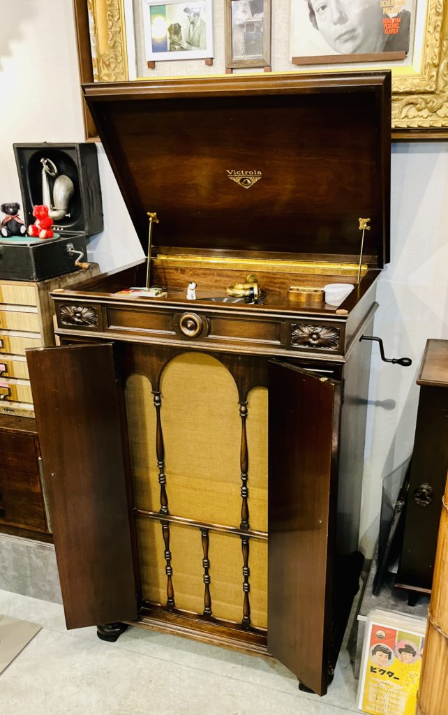 ビクター　エレクトローラ　電気蓄音機（113）コブラ型　レコード　針付き　真空管　ラジオ付き　電蓄　レトロ　動作OK 蓄音機・レコード | かふぇ あたらくしあ